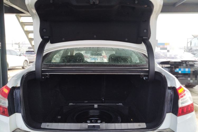 标致408 2016款 1.6T 自动豪华版机舱底盘23