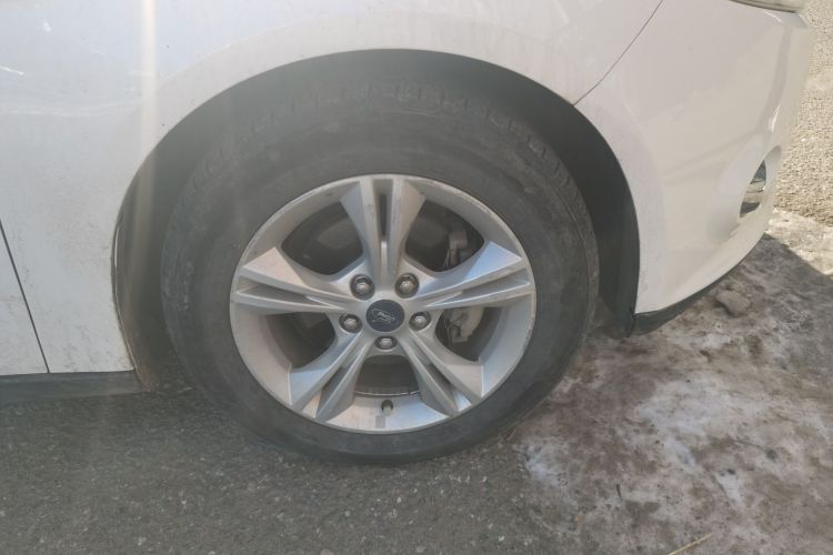 福特 福克斯 2012款 两厢 1.6L 自动风尚型车身外观10