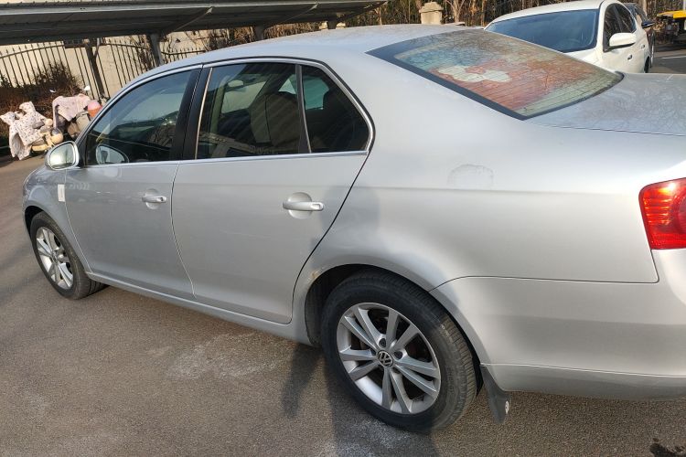 大众 速腾 2011款 1.6L 自动舒适型车身外观4