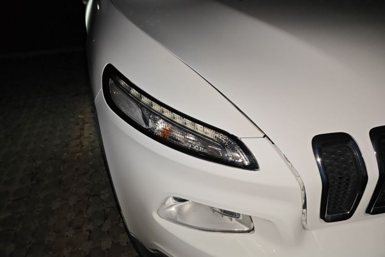 Jeep 自由光 2016款 2.0L 优越版车身外观6006