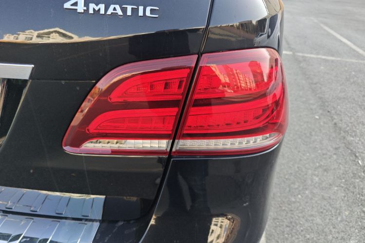 奔驰GLE 2017款 GLE 320 4MATIC 动感型车身外观9