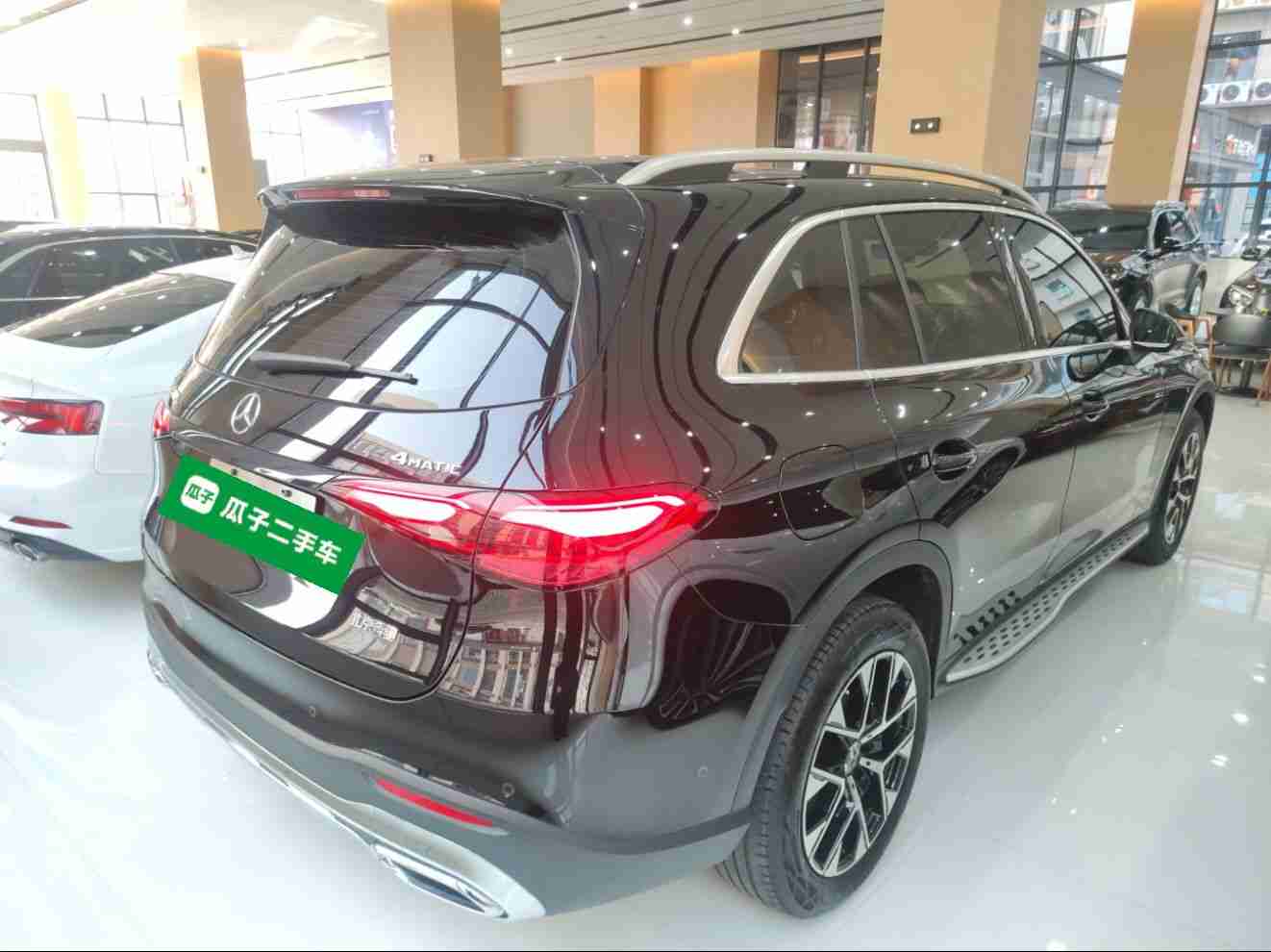车辆右后45度外观实拍