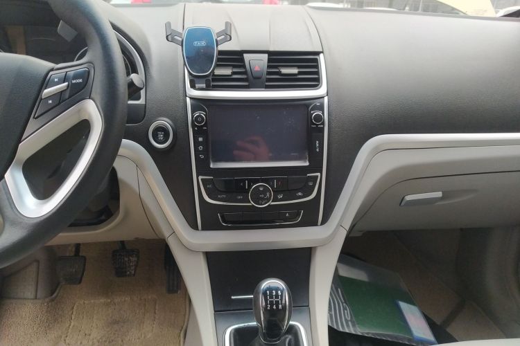 吉利汽车 帝豪 2014款 三厢 1.5L 手动精英型中控内饰16