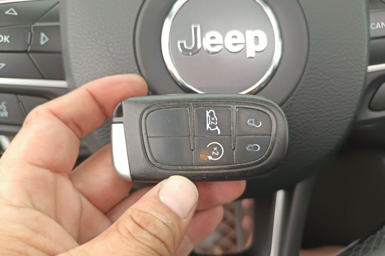 Jeep 大指挥官 2018款 2.0T 四驱尊享导航版 国V中控内饰7001