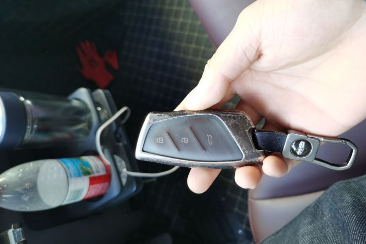 上汽大通MAXUS 大拿V1 2024款 V1 短轴低顶 多功能版（51kWh）中控内饰7001