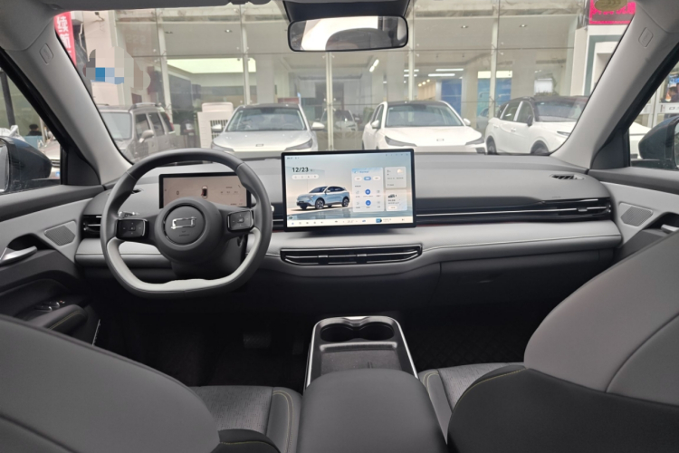 奔腾 悦意03 2025款 565km 臻享版中控内饰7002