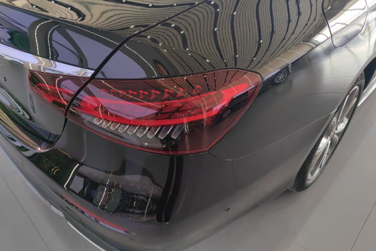 奔驰E级 2021款 E 300 L 运动时尚型车身外观9