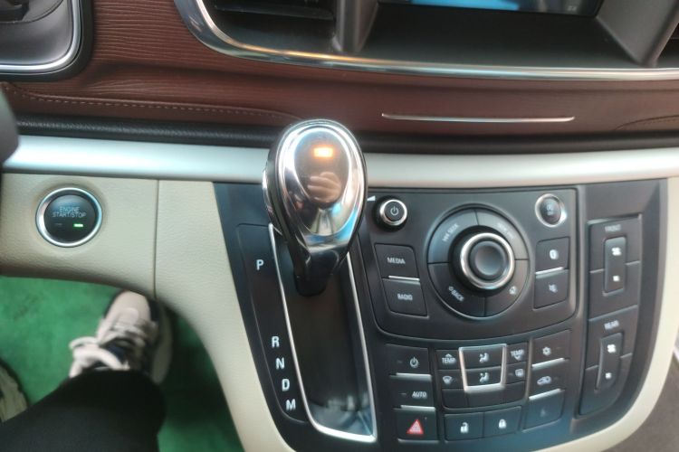 别克GL8 2017款 25S 豪华型 国V中控内饰18