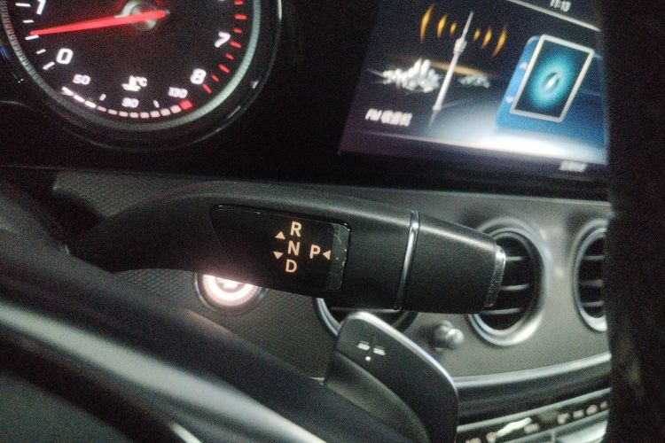 奔驰E级 2017款 E 200 运动型 4MATIC中控内饰18