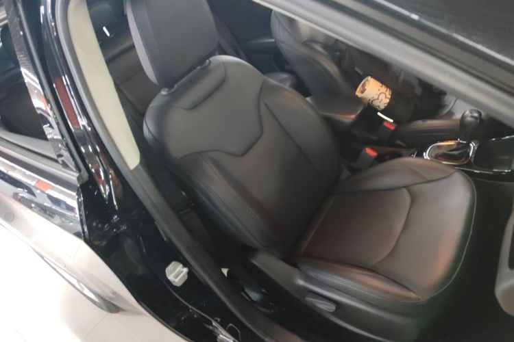 Jeep 指南者 2020款 220T 自动精英版局部细节41