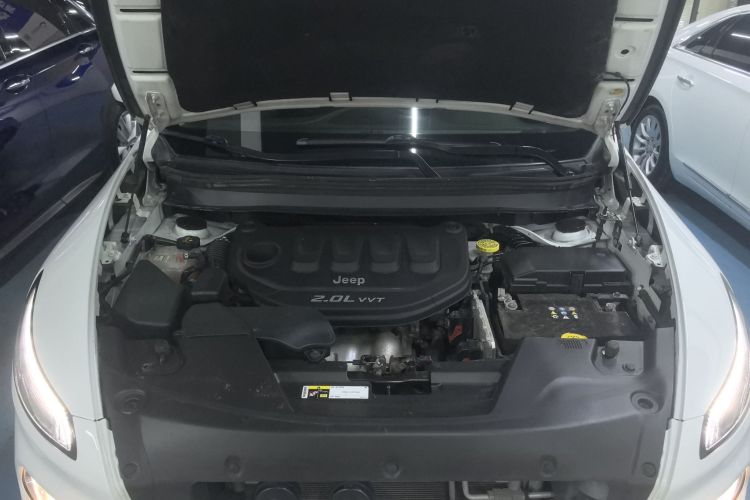 Jeep 自由光 2017款 2.0L 优越版机舱底盘24