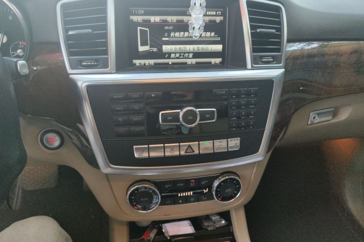 奔驰M级 2014款 ML 400 4MATIC动感型中控内饰16