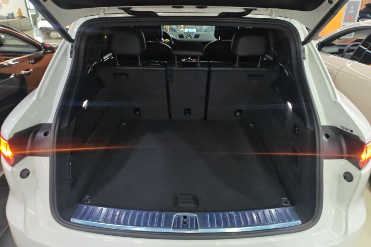 保时捷 2019款 Cayenne 3.0T机舱底盘23