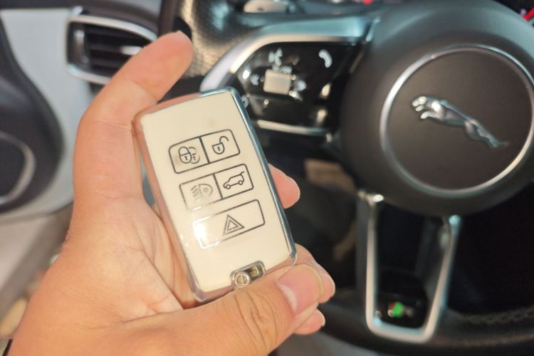 捷豹XEL 2020款 2.0T 200PS R-DYNAMIC 青春运动版中控内饰11