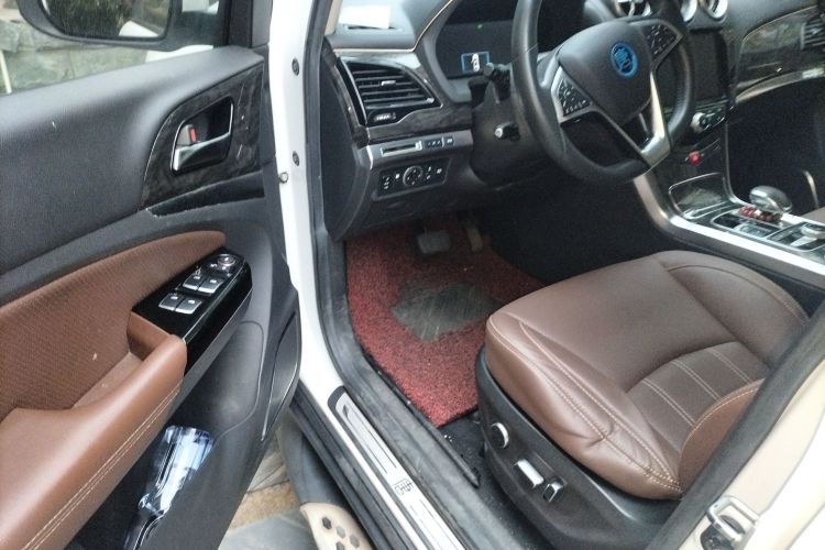 比亚迪 唐新能源 2017款 2.0T 全时四驱豪雅型 7座中控内饰20