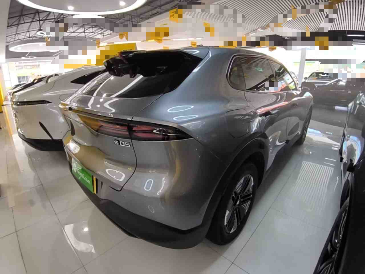 车辆右后45度外观展示