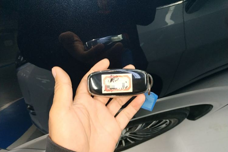 腾势D9 2022款 DM-i 970 四驱尊荣型中控内饰7001