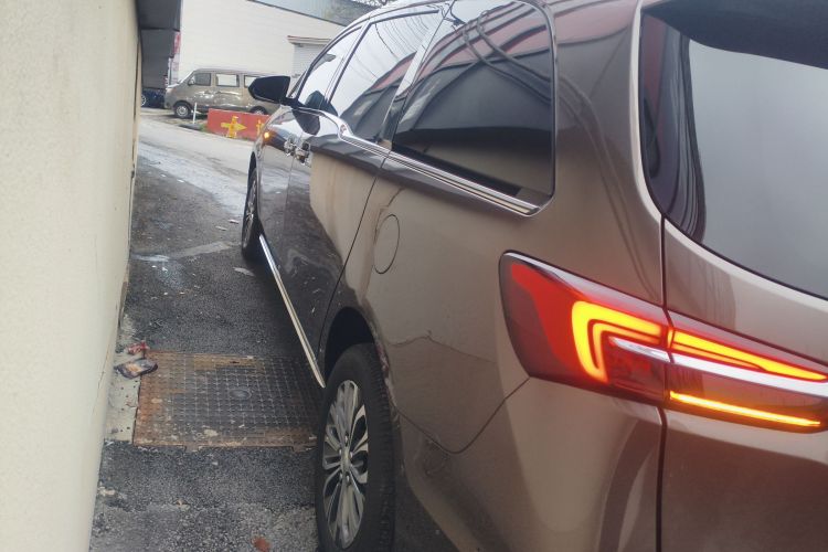 别克GL8 2023款 陆上公务舱 尊贵型车身外观4