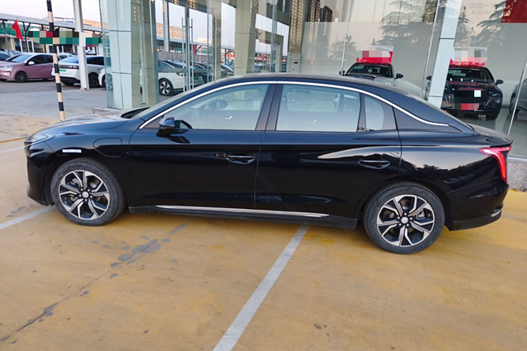 红旗E-QM5 2023款 改款 基础出行版车身外观4