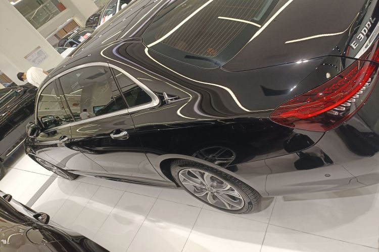 奔驰E级 2023款 改款 E 300 L 运动豪华型车身外观4