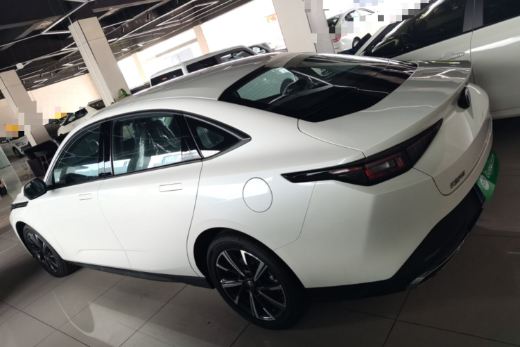 长安 逸动 2024款 1.5T GDI自动 尊贵型车身外观4