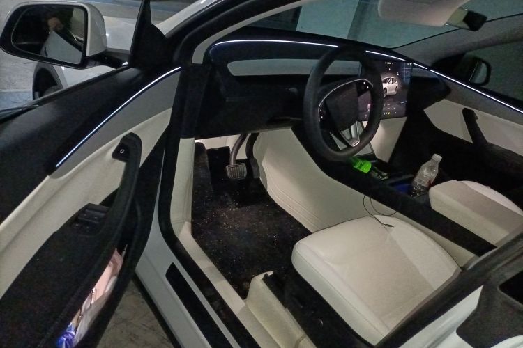 特斯拉 Model Y 2025款 后轮驱动 首发版中控内饰20