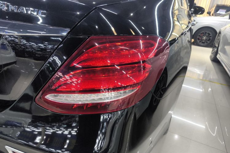 奔驰E级 2019款 E 260 L 运动型车身外观9