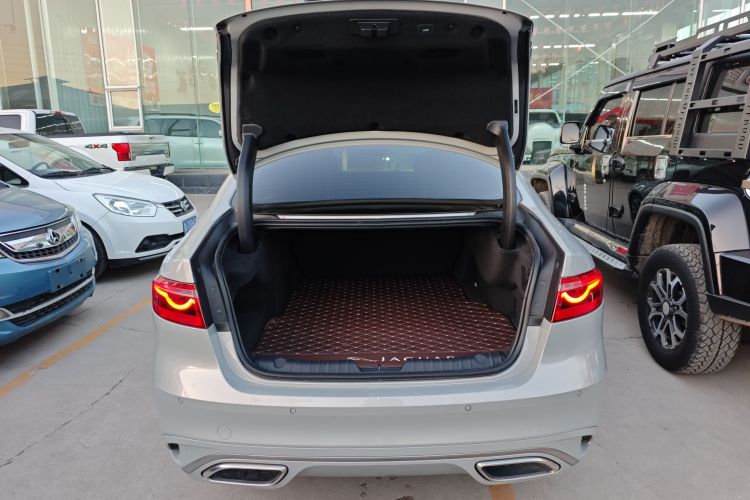 捷豹XFL 2024款 2.0T P250 两驱尊享豪华版机舱底盘23