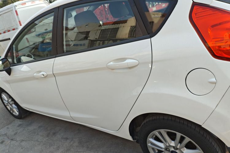 福特 嘉年华 2013款 两厢 1.5L 自动时尚型车身外观4