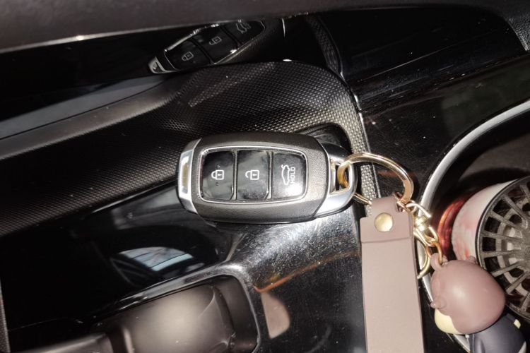 现代 伊兰特 2021款 1.5L CVT LUX尊贵版中控内饰11