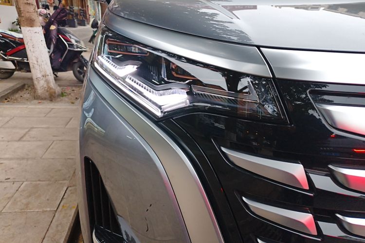 腾势D9 2022款 DM-i 1040 尊贵型车身外观8