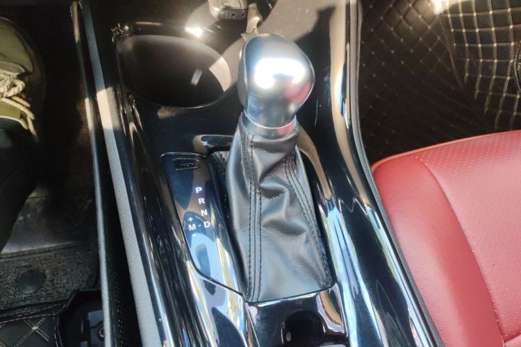 丰田C-HR 2018款 2.0L 领先天窗版 国V局部细节18