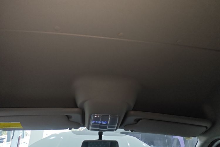 上汽大通MAXUS 新途V80 2023款 2.0T AMT经典傲运通短轴中顶5/6座局部细节22