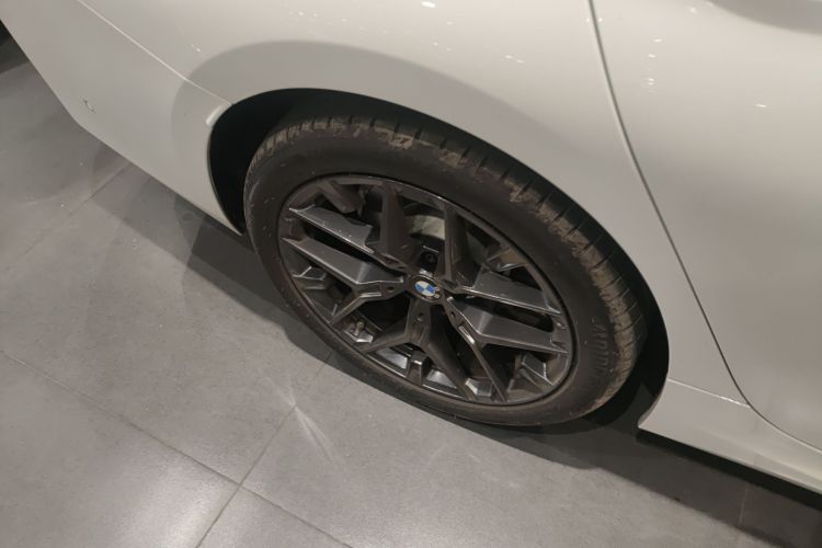 宝马3系 2025款 330i M运动曜夜套装车身外观6008