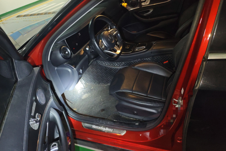 奔驰E级 2019款 E 300 L 运动豪华型中控内饰19