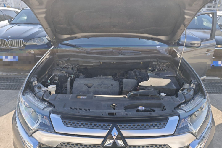 三菱 欧蓝德 2019款 2.0L 两驱畅享版 7座 国VI机舱底盘24