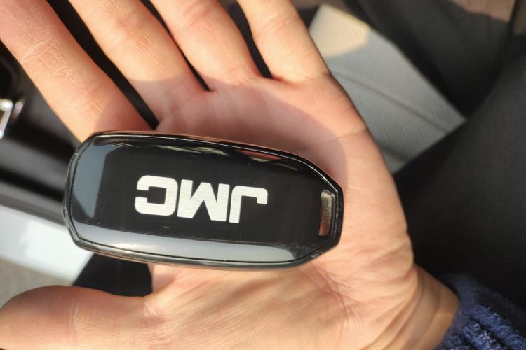 江铃福顺 2025款 2.0T 8AT柴油短轴中顶商运型多功能乘用车5/6座中控内饰11