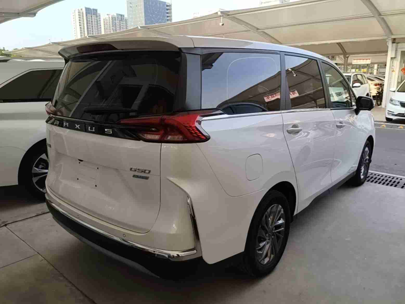 车辆右后45度外观展示