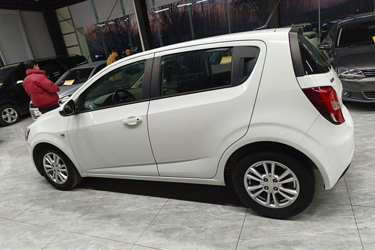 雪佛兰 爱唯欧 2014款 两厢 1.4SE AT 畅悠版车身外观4