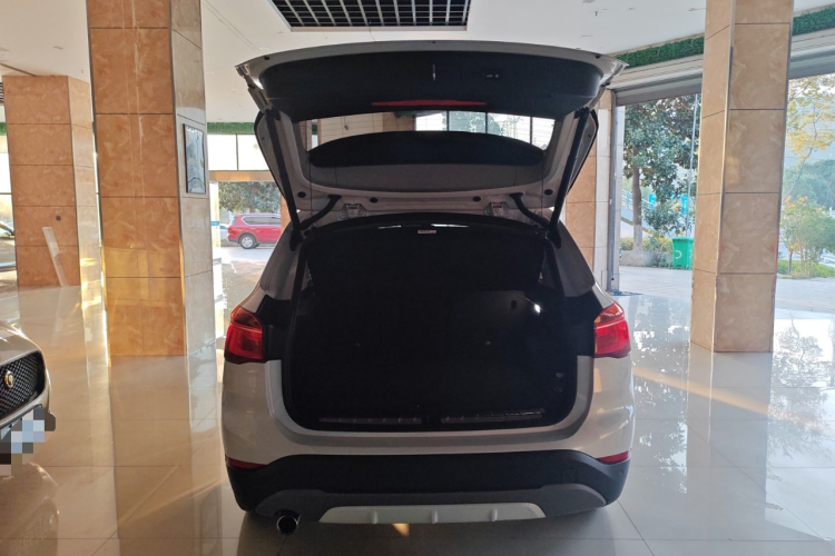 宝马X1 2019款 sDrive18Li 尊享型机舱底盘23