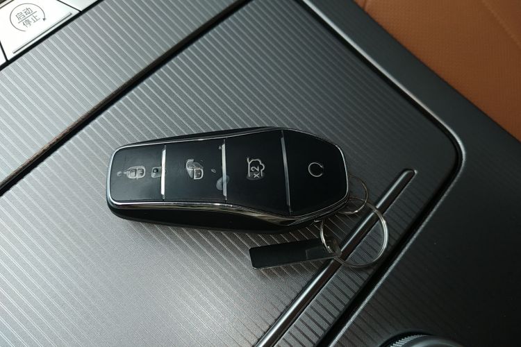 比亚迪 汉L 2025款 DM-p 四驱激光雷达旗舰型中控内饰11