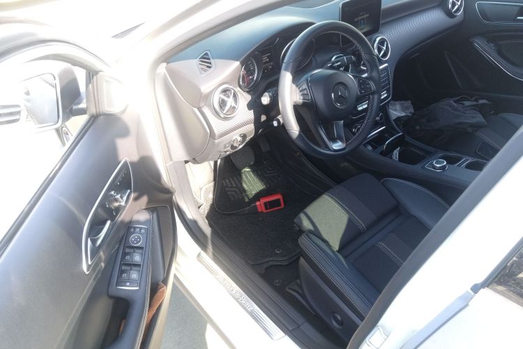 奔驰A级(进口) 2017款 改款 A 200 时尚型中控内饰7003