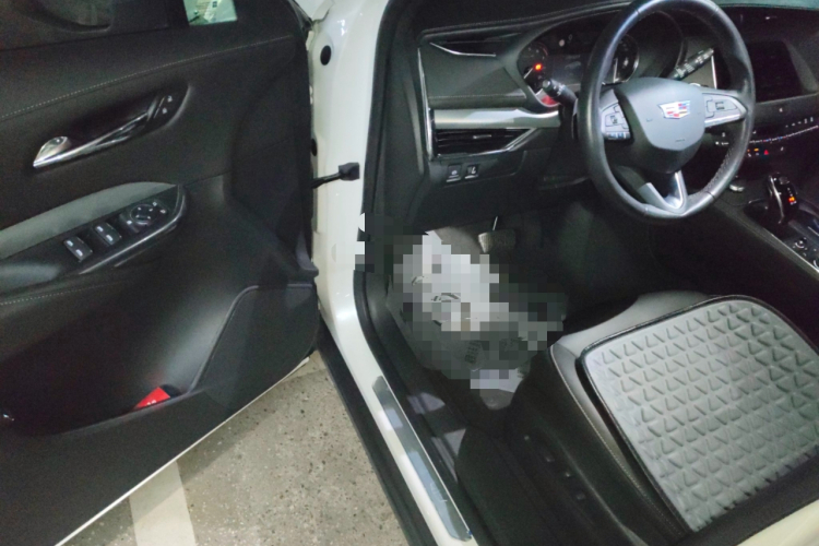 凯迪拉克XT4 2020款 改款 28T 两驱领先运动型中控内饰20