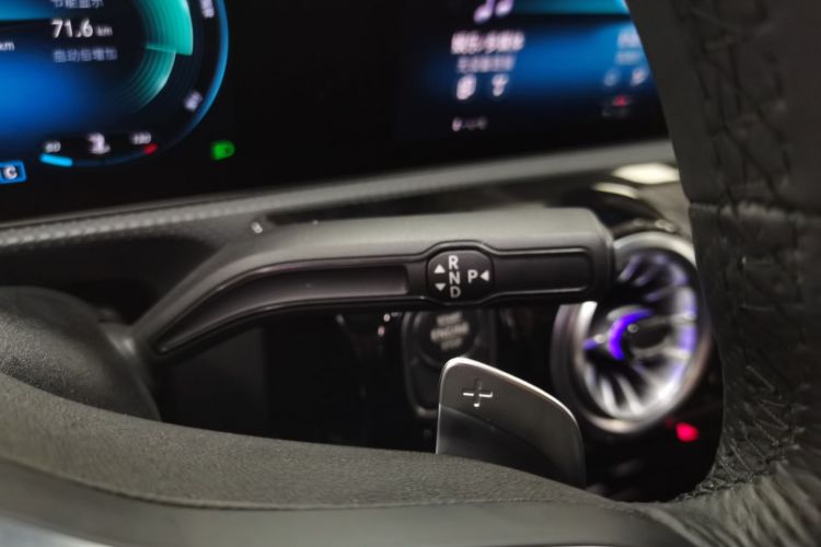 奔驰A级 2022款 改款三 A 200 L 运动轿车时尚型中控内饰18