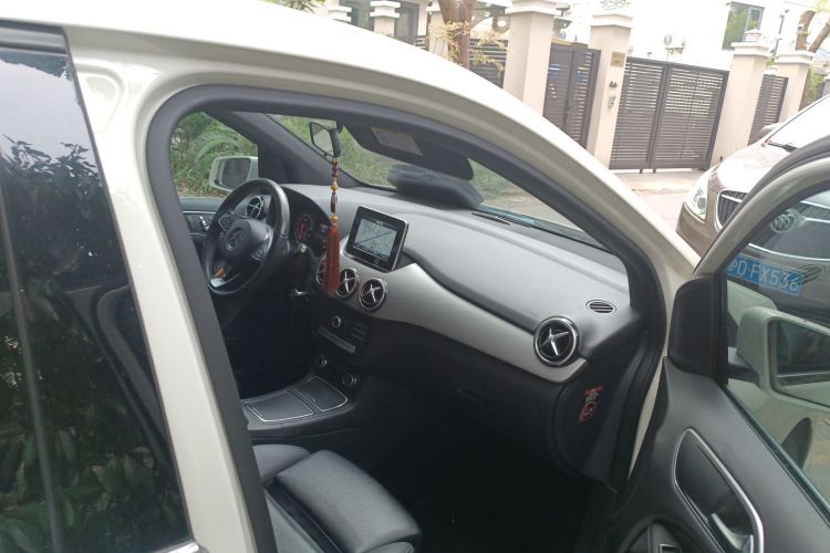 奔驰B级 2015款 B 200 时尚型局部细节9005