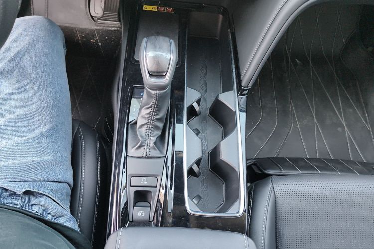 丰田 凯美瑞 2024款  双擎 2.0HG 尊贵版中控内饰18