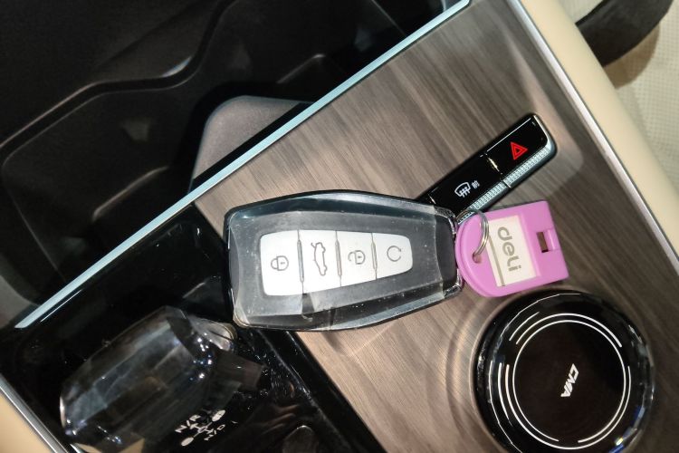 吉利汽车 星越L 2025款 东方曜 2.0TD 自动四驱望月版中控内饰7001