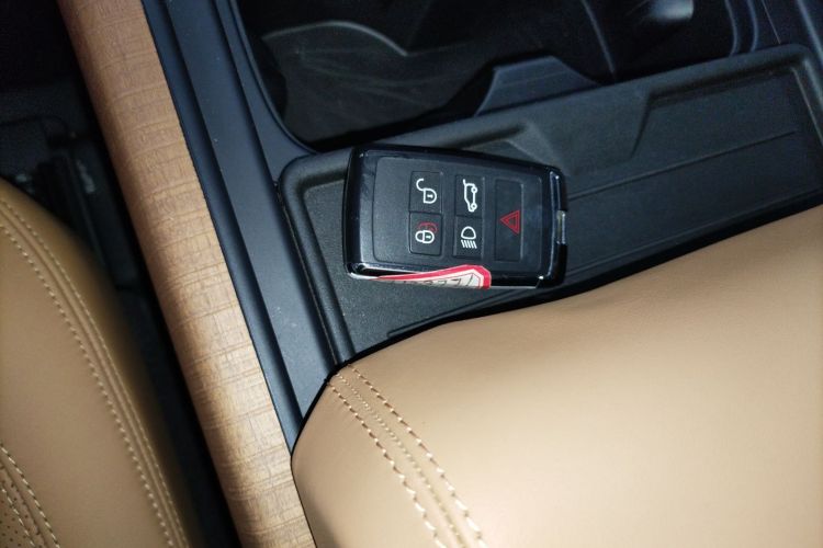 路虎卫士 2023款 90 3.0T P400 暗黑特别版中控内饰11