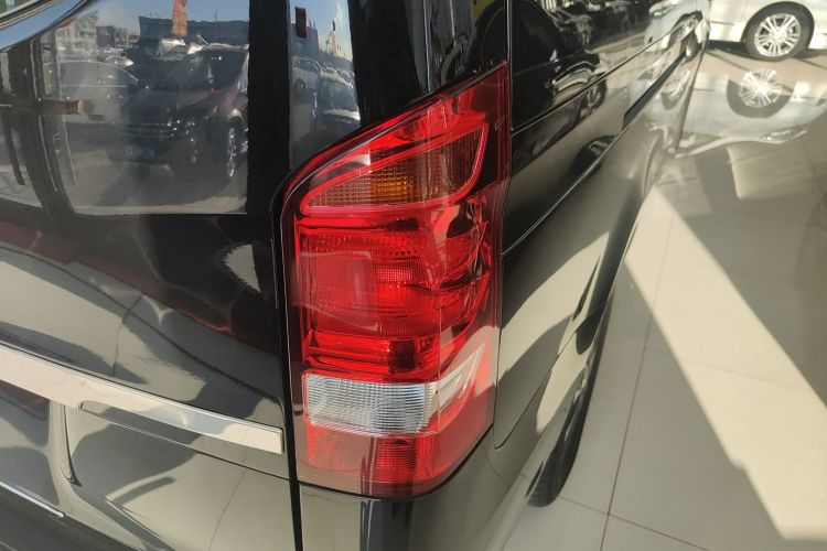 奔驰 威霆 2021款 2.0T 精英版 7座车身外观6006