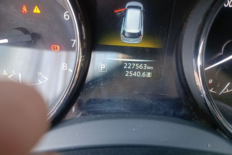 日产 奇骏 2015款 2.0L CVT舒适MAX版 2WD中控内饰15